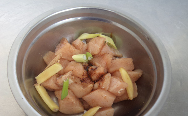 台湾盐酥鸡,加酱油、白糖、葱姜搅拌均匀后腌制1个小时