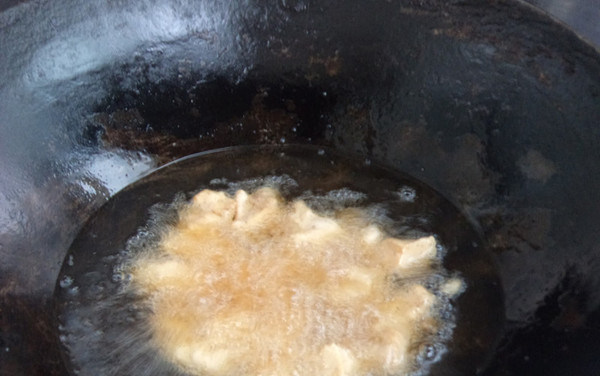 台湾盐酥鸡,鸡块炸至金黄后捞起、稍凉，油锅升温，鸡肉块儿入锅复炸后捞出沥油
