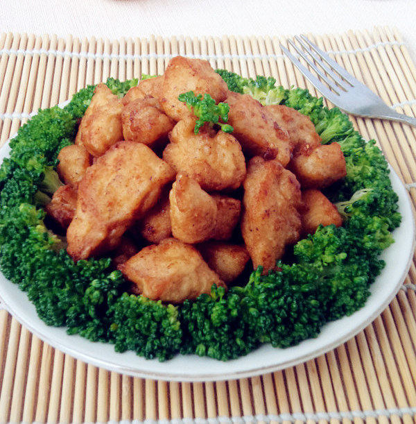 台湾盐酥鸡,放入摆有西兰花的盘子中即可享用