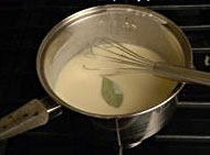 法式白汁,加剩余的鸡汤，搅匀，后用中火加热，边加热边搅拌，直到煮开；加一片香叶