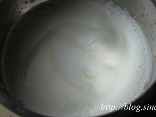 ~水玉抹茶夹心蛋糕卷~一抹清新绿,8、用打蛋器低速打至粗泡；
9、倒入1/3白砂糖，先低速后高速打发蛋白；
10、加入剩余细砂糖；
11、将蛋白打至湿性发泡；