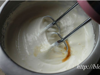 ~水玉抹茶夹心蛋糕卷~一抹清新绿,19、将淡奶油及幼砂糖倒入容器中；
20、用打蛋器打发至可裱花状态；