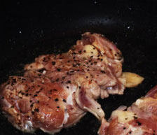 黑椒柠檬煎鸡扒,用平底锅坐油,鸡腿温油放入,煎的过程中要用西餐的叉子多扎扎，这样会熟的快些