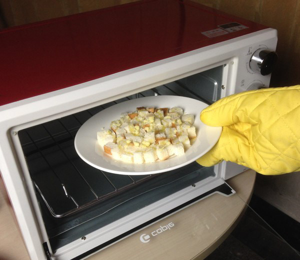 奶油蘑菇汤,吐司面包丁进烤箱220摄氏度，上下火，烤10分钟