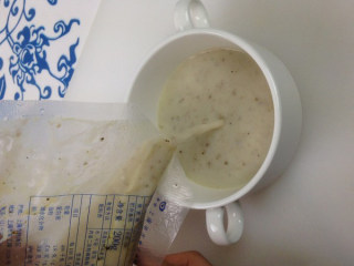 奶油蘑菇汤,取出加热好的料理包开袋倒入容器中