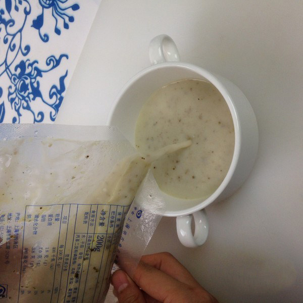 奶油蘑菇汤,取出加热好的料理包开袋倒入容器中