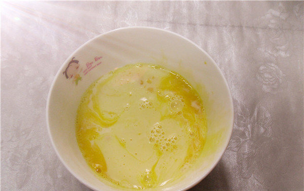 法式焦糖布丁,倒入蛋黄液中，边倒边搅拌至完全融化