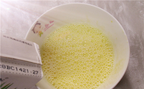 法式焦糖布丁,将纯牛奶慢慢倒入搅拌好的蛋黄液中，再次搅拌均匀