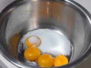 榴莲芝士慕斯蛋糕,蛋黄和蛋白分开，在蛋黄中加入20克细砂糖