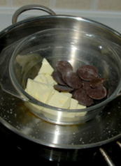 坚果布朗尼巧克力派,碗里的黄油和巧克力币隔水加热化成液态