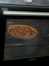 坚果布朗尼巧克力派,烤箱预热后将烤盘放入烤箱中,以180度烤30分钟左右