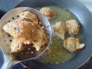 川香鸡翅,炸至甘香、表面呈金红色捞出，沥油。