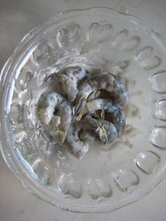 炸烹虾,草虾去壳，用绿豆淀粉加少许水上浆，一定要抓匀，以免炸的时候溅油。
