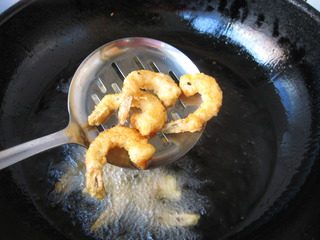 炸烹虾,然后将虾仁一个个放入热油中，改成小火炸至内部熟透，然后再改成大火略炸，炸成金黄色捞出。
