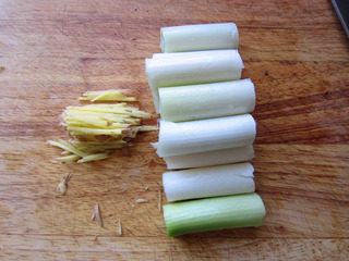 大葱烧海参,葱白切成约5cm的大段，姜切丝；