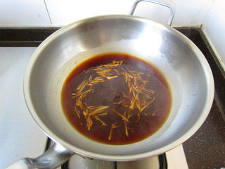 大葱烧海参,另起锅，加入姜丝、盐、料酒、酱油和糖，大火烧开；