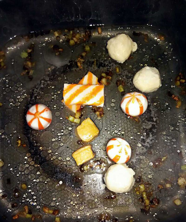 葱香米粉汤,葱白爆好直接加水和火锅料加盖烧开