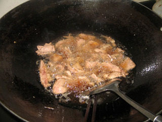 南煎肝,锅里加适量的油，烧至6成热，将猪肝下锅滑油，待颜色刚变马上捞起。