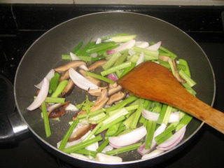南煎肝,起油锅，将冬菇、香芹、香葱、洋葱煸香。