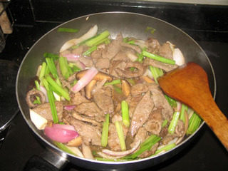 南煎肝,将猪肝和其他材料快手炒匀，就可以起锅了。