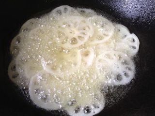 干锅牛蛙,炒锅放一小碗油，大火加热后，将藕片和土豆片分别炸熟捞出沥油(各需要大火炸约3－4分钟视厚度）