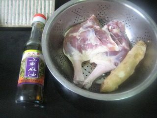 厦门姜母鸭（家庭版）,准备好麻油，生姜。鸭腿洗净沥干。