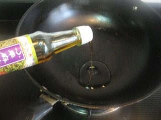 厦门姜母鸭（家庭版）,锅热，放入麻油。