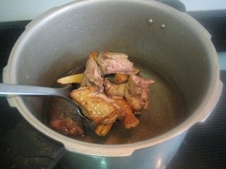 厦门姜母鸭（家庭版）,取高压锅，放适量水，放入鸭块。