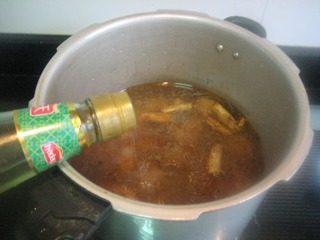 厦门姜母鸭（家庭版）,加米酒，大火煮开，小火炖20分钟，关火。