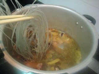厦门姜母鸭（家庭版）,待高压锅稍微冷却，打开盖子，放下粉丝。