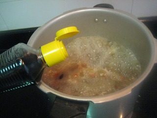 厦门姜母鸭（家庭版）,放入鲜抽酱油。