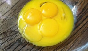 水果戚风蛋糕,将5个鸡蛋的蛋黄和蛋白分开（盛装的蛋白的碗一定要无油，切记，不然蛋白是打不起来篷松状态的，会出现有蛋白和水状态）