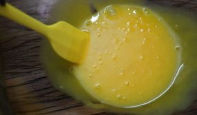 水果戚风蛋糕,用刮刀或手动打蛋器轻轻搅散，与蛋黄溶为一体