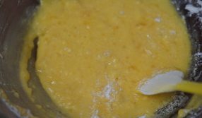 水果戚风蛋糕,将85克的低筋面粉倒入筛子过筛入蛋黄糊中，用刮刀轻轻搅动（不可用力搅打，所面粉起筋），直至与蛋黄糊完全溶合一起，然后再搁置一旁