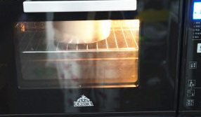 水果戚风蛋糕,烤箱上温160度，下温180度，烤时45分钟，出炉倒扣至凉