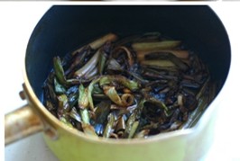 上海本邦葱油面,小锅里的油热后放进去切好的葱断，炸至葱叶变成焦黄色。
