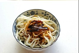 上海本邦葱油面,将面条在锅里用热水煮熟后捞出，将准备好的葱油烧在面条上，就可以食用了。
