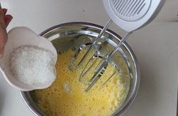 铜锣烧,鸡蛋磕进大碗，分三次加入白砂糖，用电动打蛋器搅打均匀，每次加入白砂糖，都要搅打充分，再加入下一次