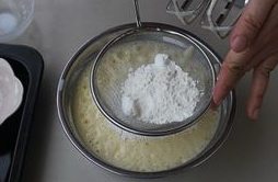 铜锣烧,低筋面粉、盐、泡打粉混合过筛2次，再筛进鸡蛋牛奶液里