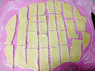 芝士火腿手撕面包,横切成与吐司模宽度相近的小长方块。
