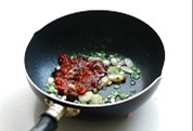 韩式泡菜肥牛卷,油热后先放入葱、蒜、姜爆香气，然后将混合好的酱倒入锅里快速的翻炒。