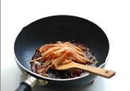 韩式泡菜肥牛卷,将之前切好的泡菜细丝也倒入锅里翻炒。