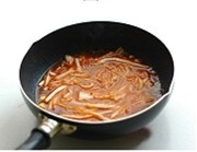韩式泡菜肥牛卷,倒入高汤。
