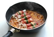 韩式泡菜肥牛卷,放入肥牛卷，中小火加热煮开约3--5分钟，即可出锅食用。
