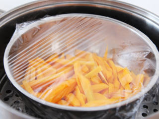 南瓜红枣发糕 ,将南瓜去籽去皮，切块上锅，隔水蒸熟（可裹上一层保鲜膜，开中火蒸20分钟左右）。