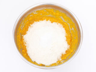 南瓜红枣发糕 ,加入面粉、酵母粉和牛奶（可将酵母粉和细砂糖先用温水化开），搅拌成南瓜糊。