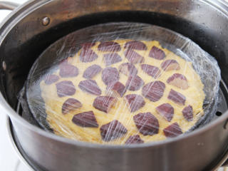 南瓜红枣发糕 ,冷水上锅蒸，水开后转中火蒸25分钟即可。熄火后关火焖5分钟，倒扣出来切块即可食用。