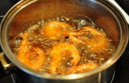 香酥虾,取一只小锅子放两指宽的油，烧热，然后分批把虾放进油锅里炸酥，表皮呈金黄色