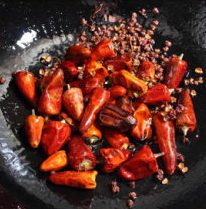 麻辣牛肉条,另烧一口锅，放入少许油，六成熟时把辣椒和花椒放进去中火炒出香味，别炒糊了。