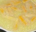 蛋黄南瓜,平底锅烧热，倒入油，将南瓜一个一个放入，炸至金黄。（成熟好的南瓜，很容易就炸好，一分钟左右）